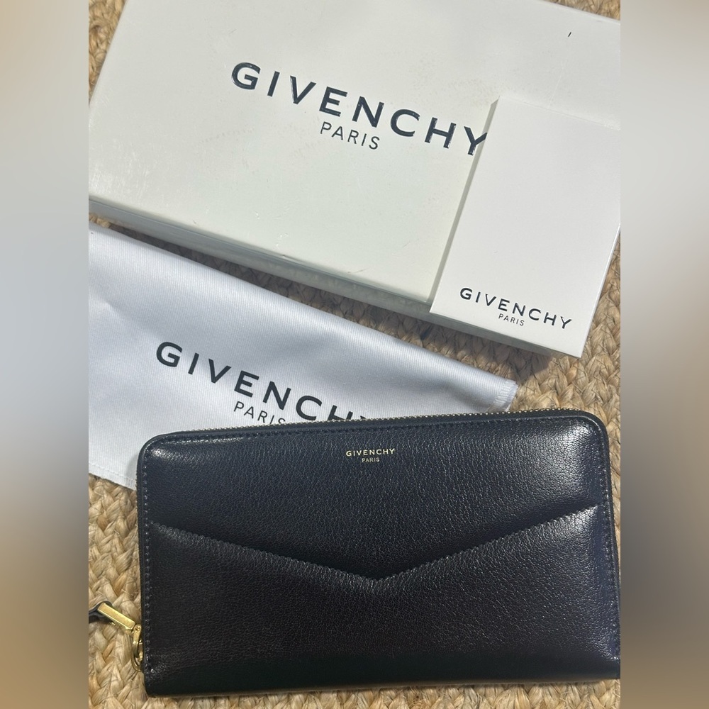 Givenchy Leather Zip Wallet New‎